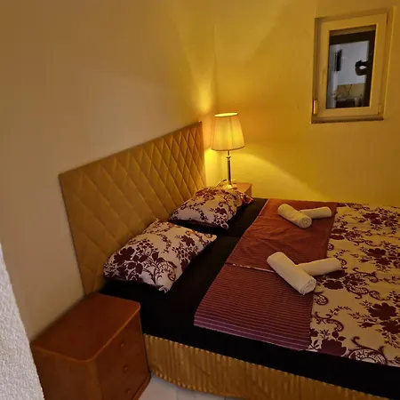 Borat Apartmán *
